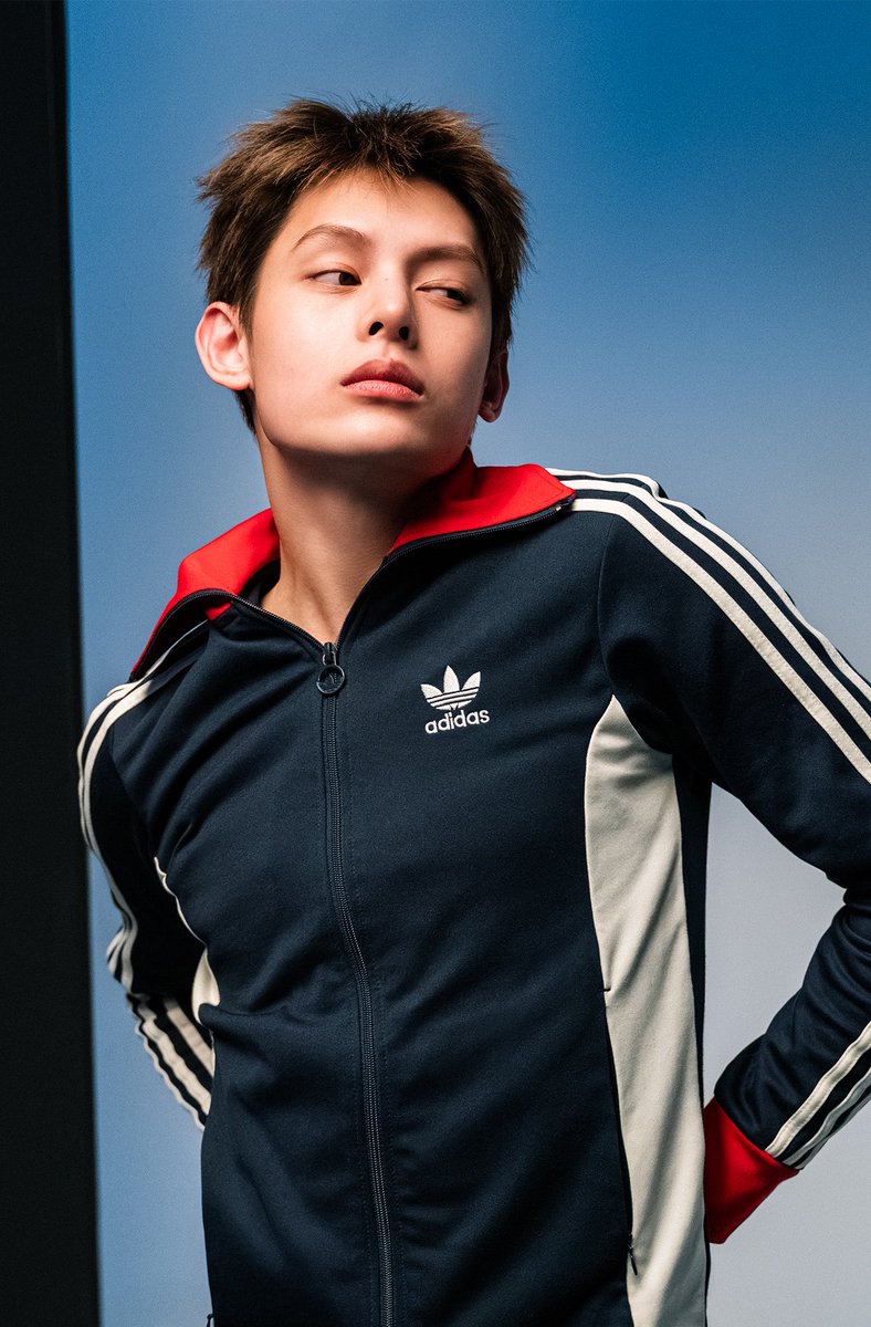 chaoyufm's tweet photo. NOT JAMES IN THE ICONIC ADIDAS JACKET FUCKKK https://t.co/3z21p9WoVB