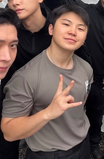 hw96ers's tweet photo. THIS PINK SHIRT ON HIM IS INSANE https://t.co/SFtN2YwQDu