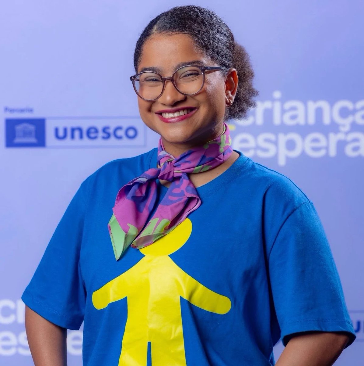centralreality's tweet photo. Tia Milena afirma que antes tinha uma visão mais limitada sobre política e que, ao aprender mais, passou a defender pautas que considera importantes para o povo.

“É a primeira e única vez que vou falar sobre isso. Antes, eu escolhia olhando o mundo pela janela do quarto de empregada. Era uma vista pequena, sabe? Hoje, fui além daquela janelinha e estou aprendendo a enxergar o Brasil de outro jeito. Sei que é um assunto delicado, que não entendo tanto. Estou aprendendo sobre política e ainda tem o fator de que sou atacada todos os dias pela minha cor, por palavras mal interpretadas… Enfim, basta eu respirar! Então, resolvi permanecer em silêncio, pois sei que se posicionar politicamente é um caminho sem volta. Mas, com toda certeza, com o pouco que aprendi, estou com o povo: pelo fim da escala 6x1, pelo SUS, pelo Bolsa Família, pelas faculdades públicas e pelas cotas. Antes, eu pensava que essas cotas eram uma forma de nos desmerecer, nós que somos negros, como se não fôssemos capazes. Hoje, vejo o quanto eu estava errada. É uma reparação histórica. Temos que ocupar o nosso lugar, que é nosso por direito. Um dia, escutei que eu era muito inteligente porque era uma pobre que queria um país melhor e sabia votar. Hoje, vejo o quão erradas aquelas palavras estavam… Votem consciente.”