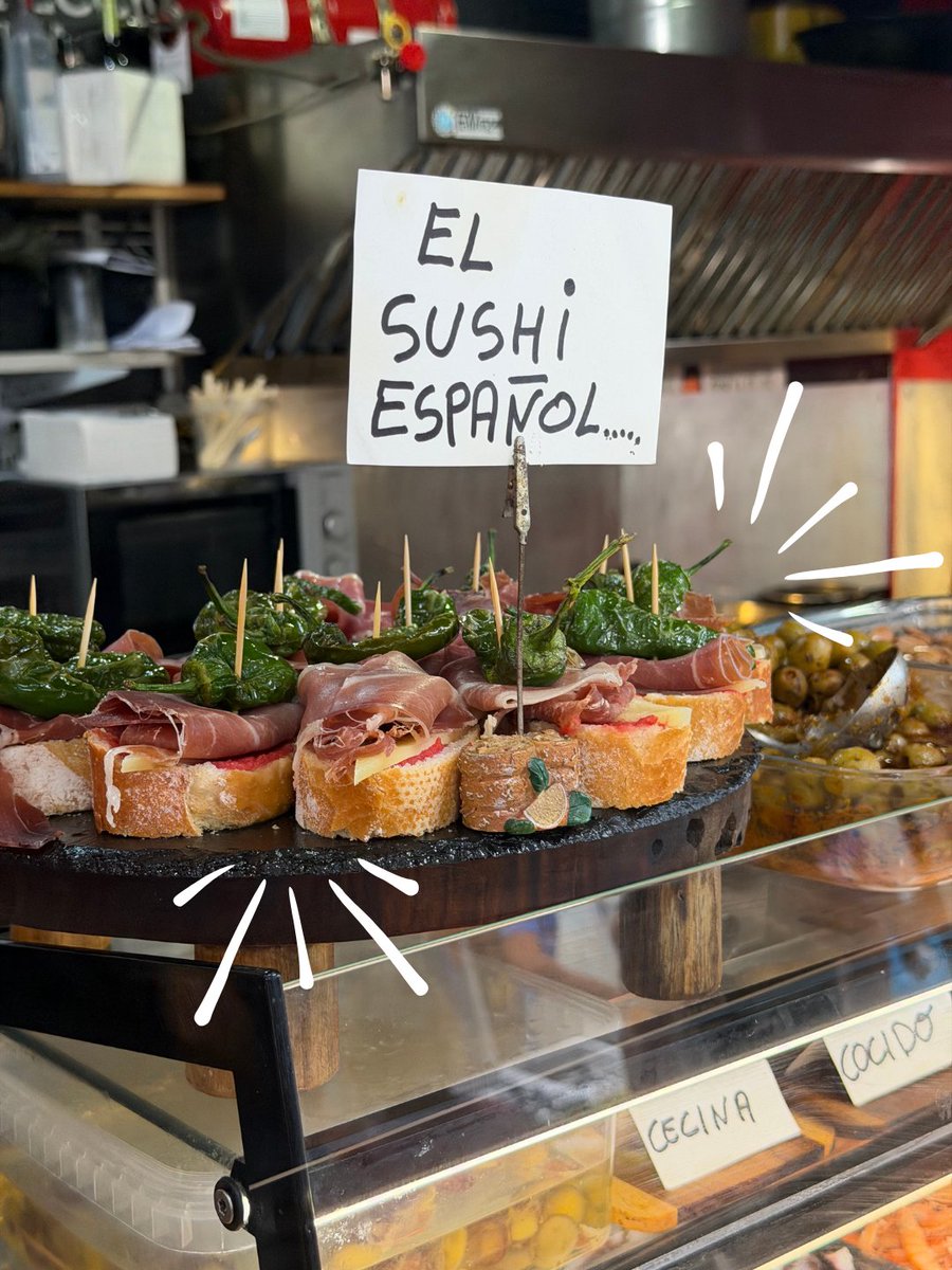 MercatVinaros's tweet photo. 🥖 Al Mercat de Vinaròs tenim la nostra versió del “sushi”. 😉

Pa amb tomata, formatge, pernil i pimentó de Padrón per rematar; una combinació que els companys han batejat, amb molt d’humor, com «el sushi español». https://t.co/NXCdytwLHP