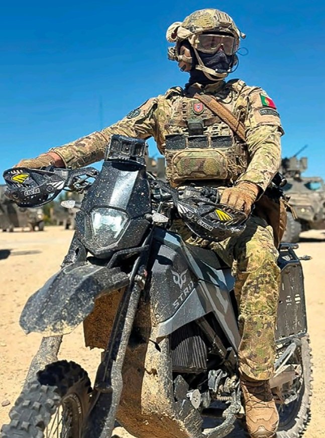 Defence360's tweet photo. Militar do Batalhão de Comandos (BCmds) do 🇵🇹 @Exercito_pt testa a moto táctica elétrica da STRiX eMotors. https://t.co/kXYua20zTL