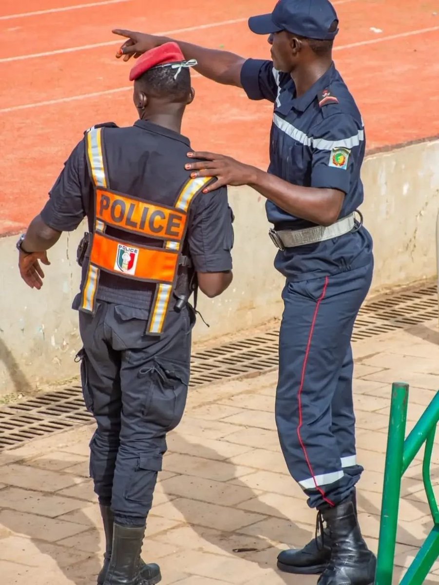 PoliceNationSN's tweet photo. #MondayMotivation 🇸🇳💪

Face aux intempéries, les forces de sécurité sont mobilisées sur le terrain.

Pour votre sécurité cette semaine :
🚗 Prudence sur la route ;
📢 Suivez les consignes des agents ;
🤝 Soyez solidaires.

Urgences : 17 | 18 | 800 00 17 00

#PoliceSN #BNSP #FDS https://t.co/P13aha8XAE