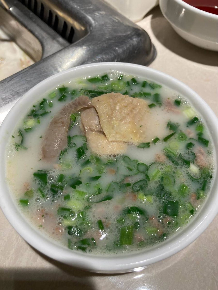 SamiOTCBurekas's tweet photo. 海底捞这碗汤我干了十碗，真的没夸张，菜是没吃，味道鲜美，浓厚香醇美滋滋... https://t.co/iKYO2P4lxP