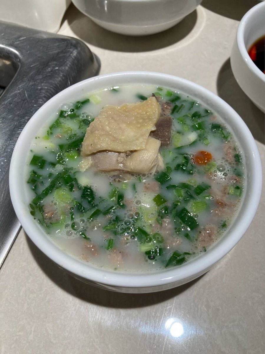SamiOTCBurekas's tweet photo. 海底捞这碗汤我干了十碗，真的没夸张，菜是没吃，味道鲜美，浓厚香醇美滋滋... https://t.co/iKYO2P4lxP
