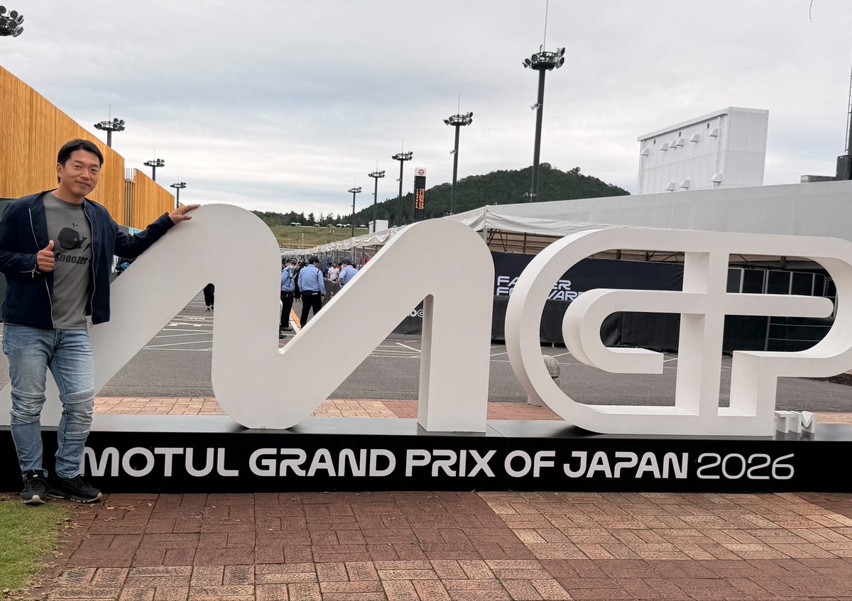 team_tsuda's tweet photo. ＃MotoGP 日本GP🇯🇵🏁

元スズキチームの方々にお会いできて最高でした😊✨

ファンの方からもたくさんお声がけいただきとても嬉しかったです🙏✨

皆さまありがとうございました☺️

※ずっとニコニコの将軍でした https://t.co/8uEf9LrWA0
