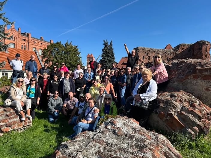 zzbudowlani's tweet photo. 🏰Pierniki, historia i świetna integracja!🍪

43 osoby z Organizacji ZZ „Budowlani" w Rzeszowskiej Spółdzielni Mieszkaniowej spędziły 18-20 września w Toruniu. Dom Kopernika, Muzeum Piernika, Zamek Krzyżacki, Fort IV i rejs po Wiśle.

#ZZBudowlani #Toruń https://t.co/LhPCBdjlHD
