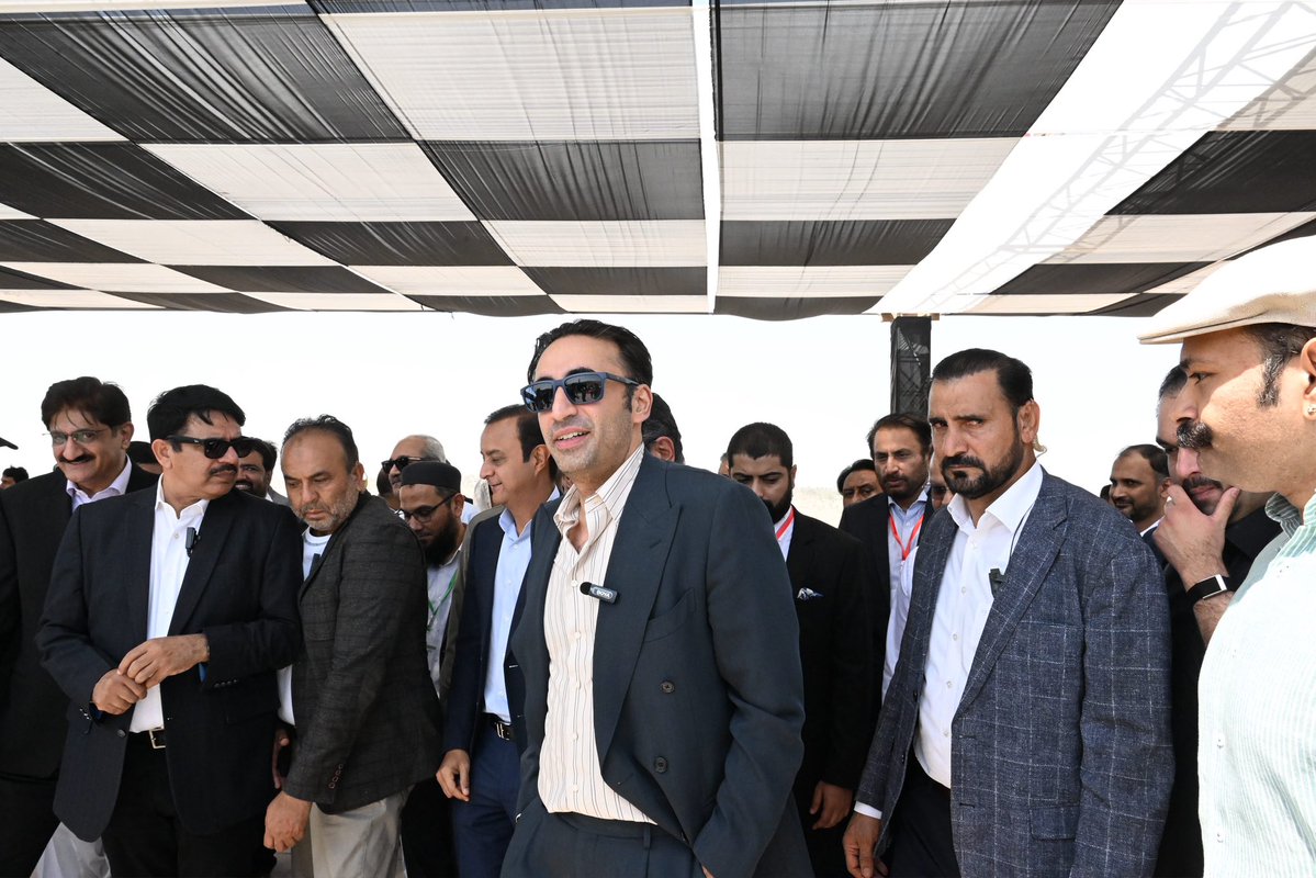 MediaCellPPP's tweet photo. چیئرمین پاکستان پیپلز پارٹی بلاول بھٹو زرداری نے تھر کول بلاک ٹو میں کوئلے کی کان کی توسیع کے تیسرے مرحلے کا افتتاح کردیا، اس موقع پر انہیں  کان کی توسیع کے حوالے سے بریفنگ دی گئی۔

@BBhuttoZardari 
#TharBadalRahaHaiPakistan https://t.co/l8TZUIaFMr