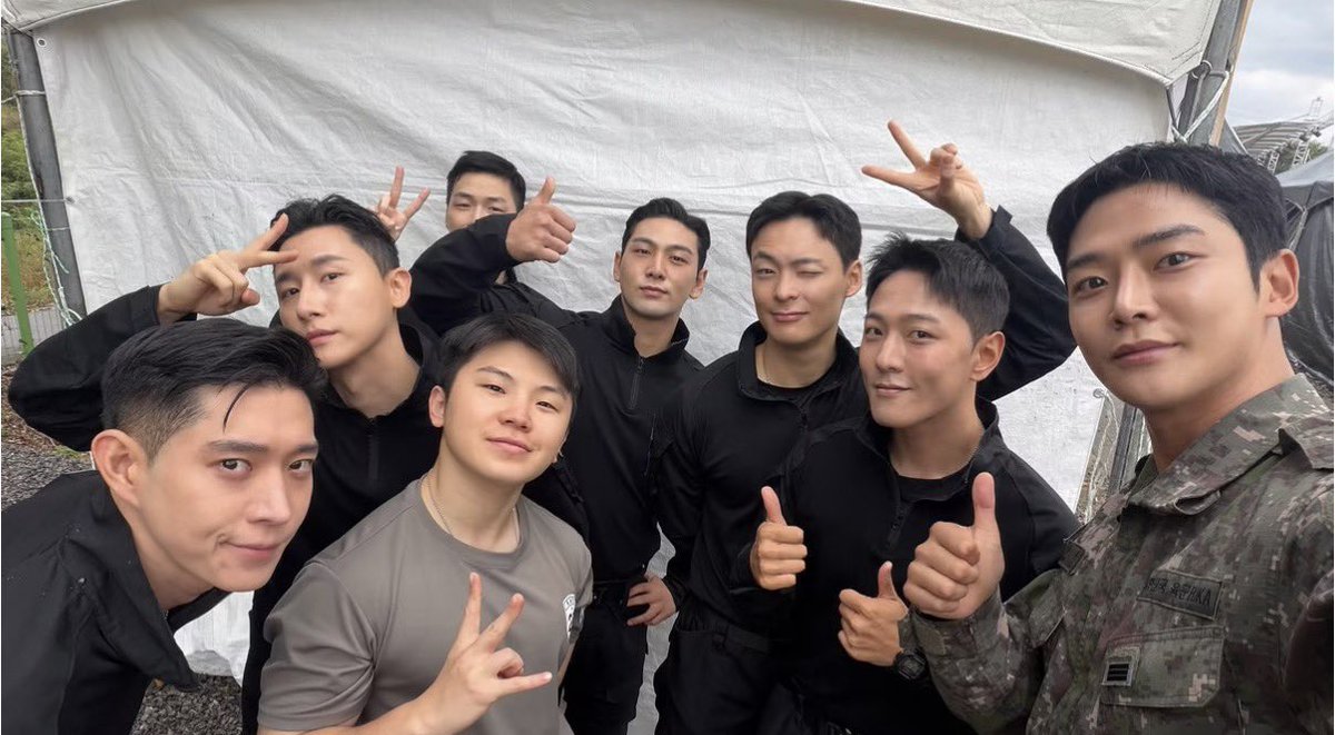 jandue_k's tweet photo. ความน่ารักของเหล่าแก๊งแอดแวนเจอร์ ใครจะคิดว่าจะได้เห็นภาพการรวมตัวของเหล่าไอดอลและนักแสดงใน 1 เฟรม😭 นี่สิกรมทหารให้อะไรเรา🥹 พวกพี่ทหารเท่ที่สุดเลยยยย💖💖💖💖💖 https://t.co/iByDu60lr8
