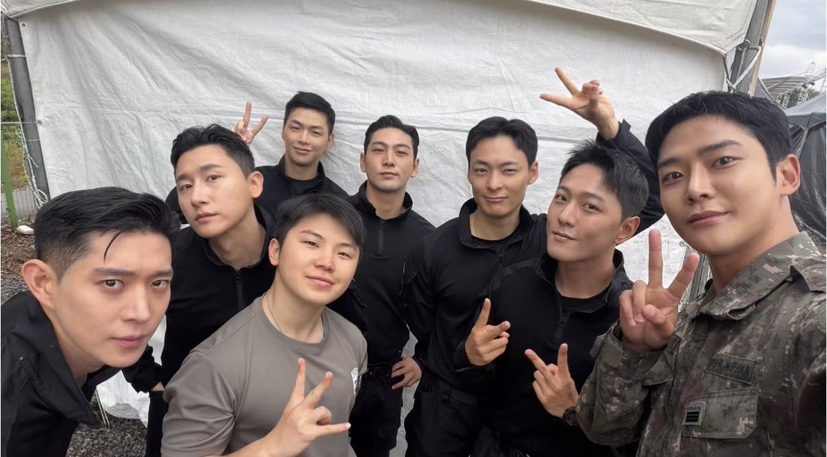 jandue_k's tweet photo. ความน่ารักของเหล่าแก๊งแอดแวนเจอร์ ใครจะคิดว่าจะได้เห็นภาพการรวมตัวของเหล่าไอดอลและนักแสดงใน 1 เฟรม😭 นี่สิกรมทหารให้อะไรเรา🥹 พวกพี่ทหารเท่ที่สุดเลยยยย💖💖💖💖💖 https://t.co/iByDu60lr8