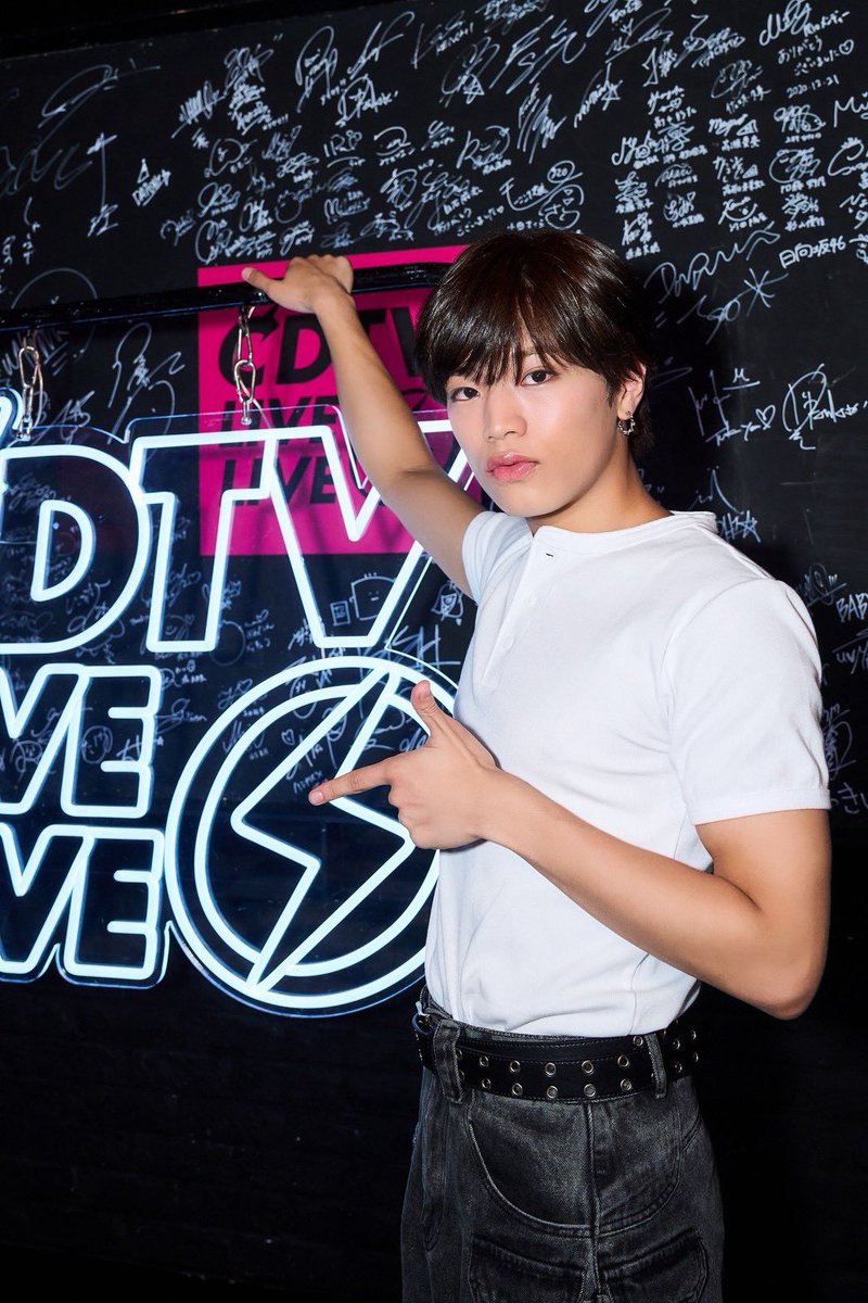 psyfe_official's tweet photo. [📸]

TBS「CDTVライブ！ライブ！」

#半田龍臣 が #LDH選抜 メンバーとして
#ILLIT さんの "It’s Me" をパフォーマンスしました✨

ありがとうございました！

┈┈┈
𝐓𝐡𝐢𝐬 𝐢𝐬 𝐏𝐒𝐘𝐂𝐇𝐈𝐂 𝐅𝐄𝐕𝐄𝐑
https://t.co/z9CRygXepm 
┈┈┈
2nd ALBUM 『DIFFERENT』
https://t.co/pg2bKludBG
┈┈┈

@tbs_pr @TBSCDTV
#CDTVライブライブ 
#PSYCHICFEVER