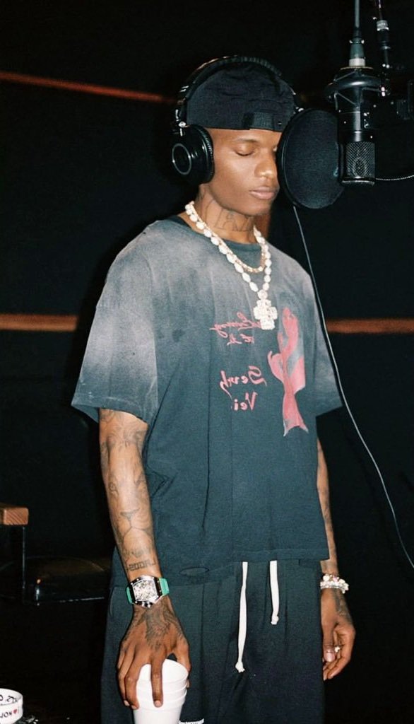 Suraboy1407's tweet photo. Baba Fela go just ignored he pikin dey use Wizkid proud for heaven🎙🦅😎 https://t.co/dIyGKK2opY