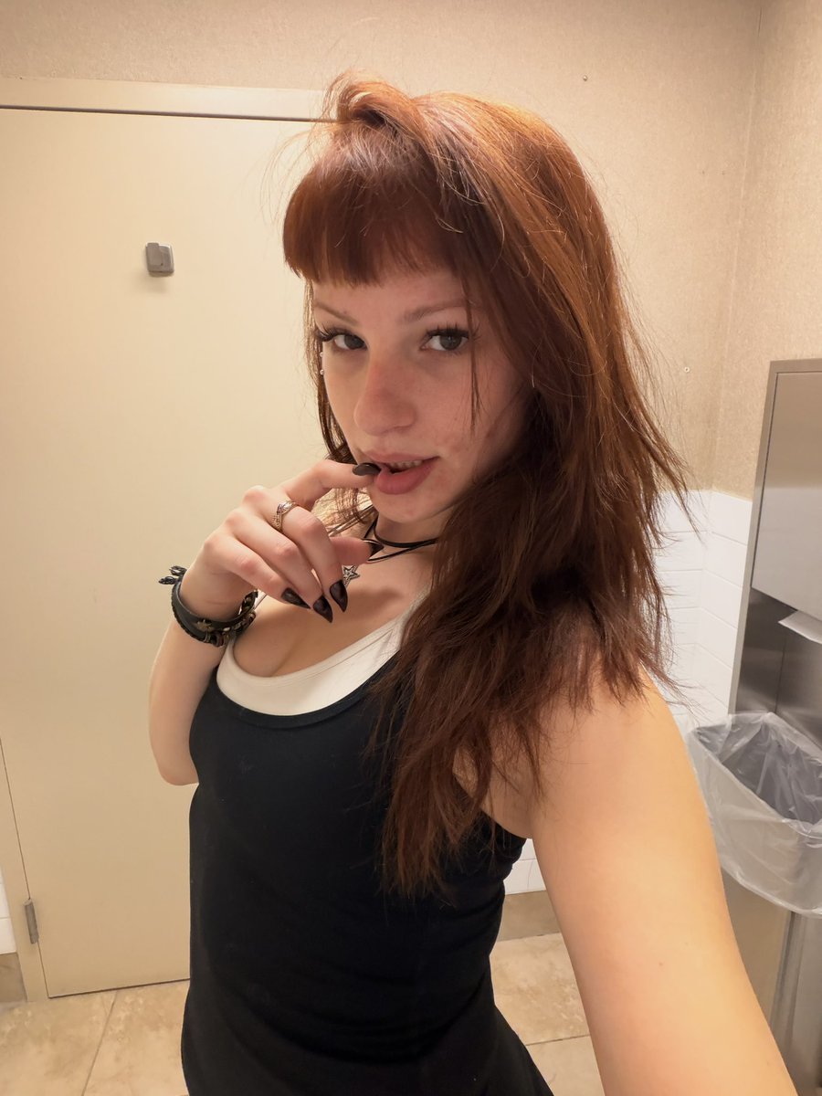 youpayharley's tweet photo. look into my eyes and tell me you don’t wanna spoil me https://t.co/iNE8AU127L
