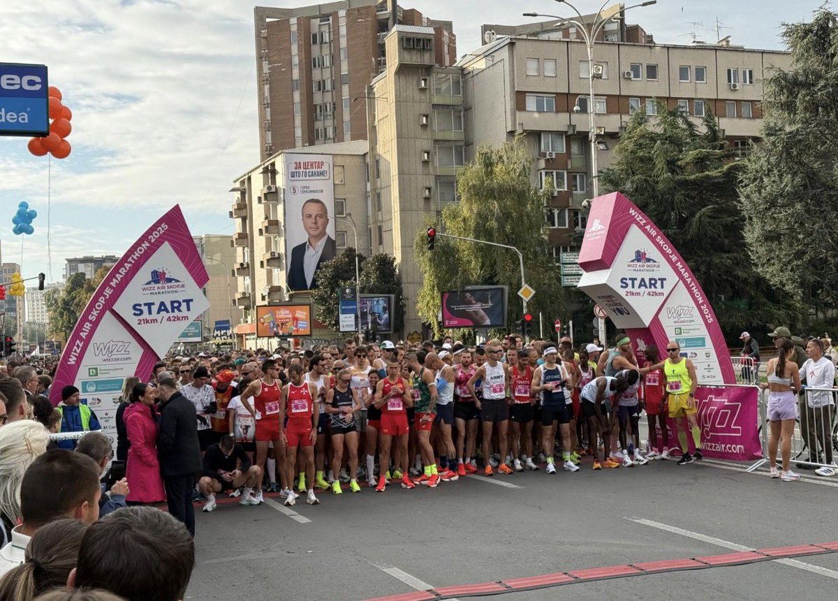 ElenaAndrej59's tweet photo. 15.050 тркачи од 63 земји! 😮 Скопскиот маратон годинава стварно го наполни градот. Ова веќе не е само трка, ова е цел настан! 🏃‍♀️🌍

#СкопскиМаратон #Скопје #Трчање https://t.co/Xj3hwLYahj