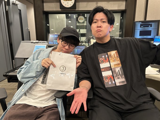 fcsumika's tweet photo. 📢 今夜深夜0時〜📻✨
#sumika のSPARK「#スミマン」
#jwave にて放送!!
今回は片岡&小川でお届け🎸
トナカイ小川の「ツンツンテレフォン」も開催☎️🦌✨
遥か遠くの北国からトナカイさんがやってくる…!😂
そして片岡さん、ハピバ🎉🎂✨
#sum https://t.co/5ScJVsXGWE
