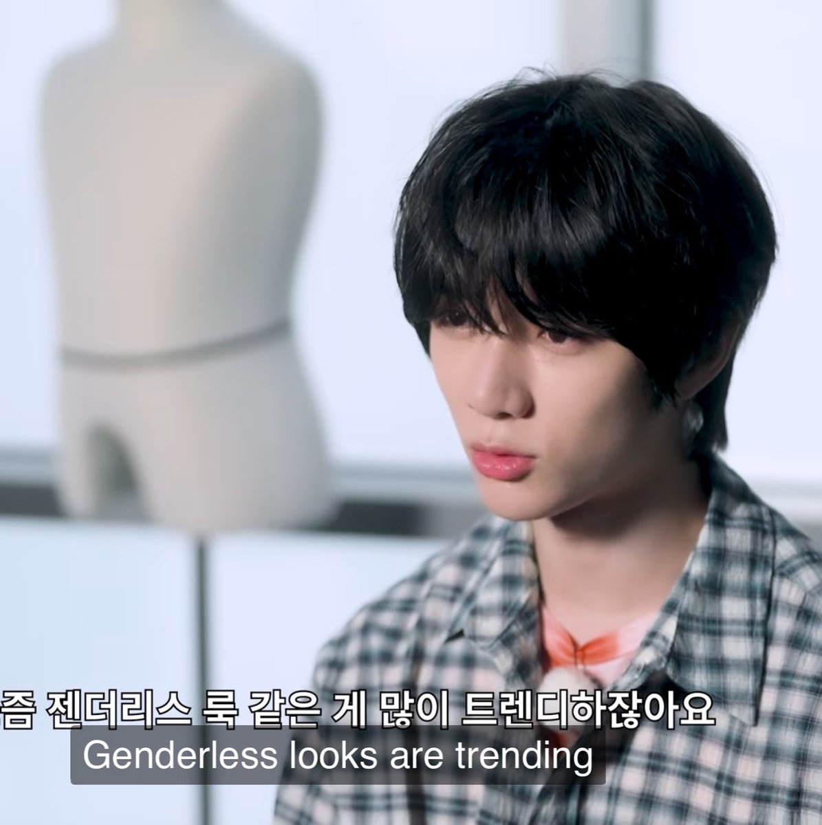 913kkyu's tweet photo. this vision of a genderless look with a layered maxi skirt beomgyu’s having for yeonjun’s outfit right now.. put him on the styling team immediately https://t.co/1AKIGKc07r