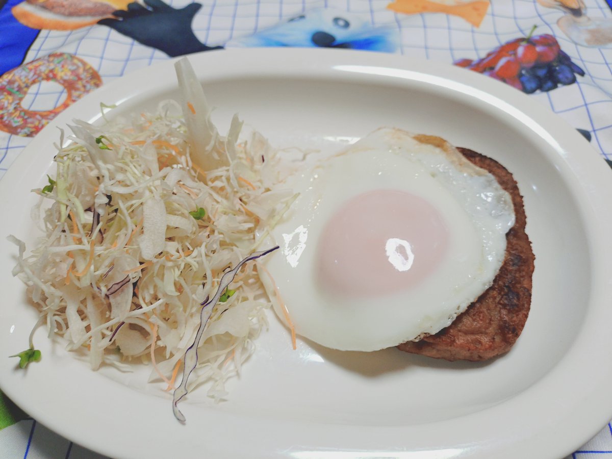 HarperIw853910's tweet photo. 月曜夜に定時配信見ながら、マルシンと目玉焼きと袋サラダ♪
たまご、ちょうどよく焼けました！

炭水化物はスーパーの惣菜ナポリタンをいただきました

風邪には気をつけたいですね

 #見て七宮 https://t.co/BgUTjVwwYk