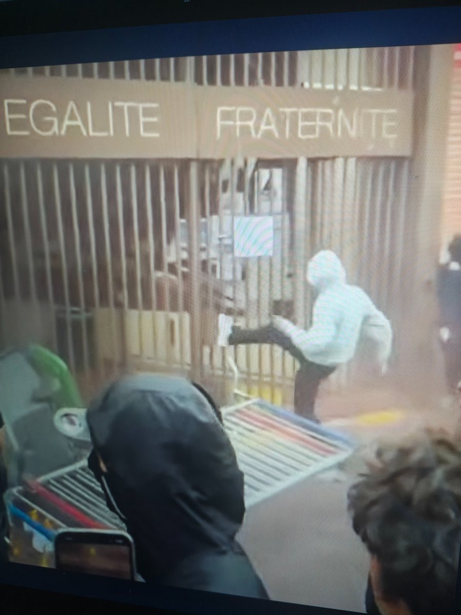 TobiasMPeterka's tweet photo. Der #Hass auf den Westen bricht sich in Frankreich mit brutaler Gewalt Bahn. #Schulproteste 😝 klar .... Hier bezeichnend vor dem Demokratie Motto 🇨🇵 😱 wann in 🇩🇪? https://t.co/YUDPDcjgoP