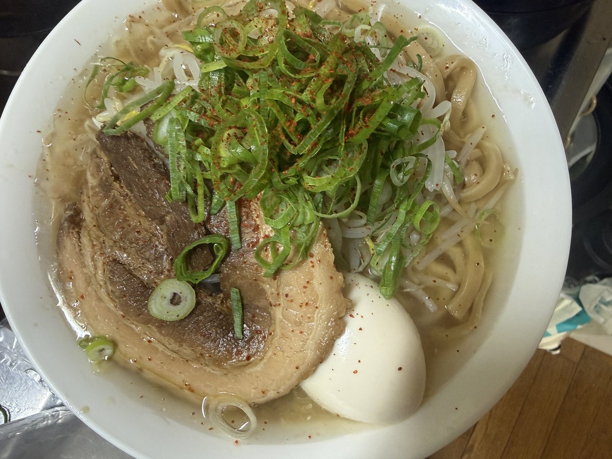 onisamusu's tweet photo. セブンイレブンで一式揃えて、おうちラーメン🍜
2玉＋具材もろもろで1,300円くらい。

これ、普通に悪くないですよね♪

……盛り付けたら思ってたよりちゃんとラーメンになった（笑） https://t.co/dX7YUXCfwP