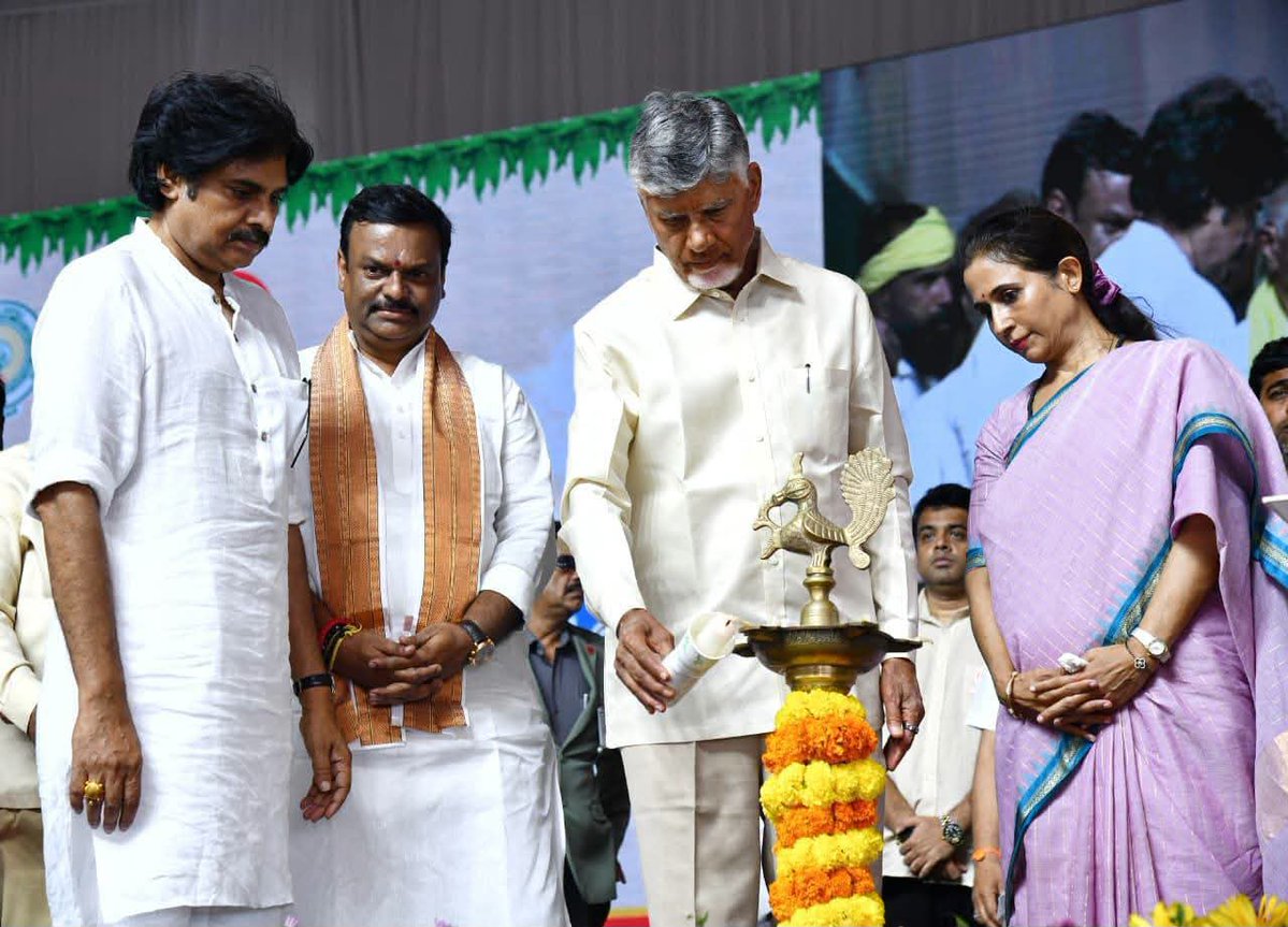 MadhavBJP's tweet photo. కడప జిల్లా ప్రొద్దుటూరులో గౌరవ ముఖ్యమంత్రి శ్రీ @ncbn  గారు,రాష్ట్ర ఉప ముఖ్యమంత్రి శ్రీ @PawanKalyan గారితో కలిసి రూ.30,156 కోట్లతో జల్ జీవన్ మిషన్ 2.0 – అమరజీవి జలధార పనులను ప్రారంభించిన సందర్భంగా జరిగిన బహిరంగ సభలో పాల్గొనడం జరిగింది.

రాష్ట్రంలోని ప్రతి కుటుంబానికి స్వచ్ఛమైన, సురక్షితమైన తాగునీటిని అందించాలనే సంకల్పంతో చేపట్టిన ఈ మహత్తర కార్యక్రమం ప్రజల జీవన ప్రమాణాలను మరింత మెరుగుపరచనుంది. ప్రతి ఇంటికీ నీరు – ఆరోగ్యకరమైన ఆంధ్రప్రదేశ్ లక్ష్యంగా కూటమి ప్రభుత్వం ముందుకు సాగుతోంది.