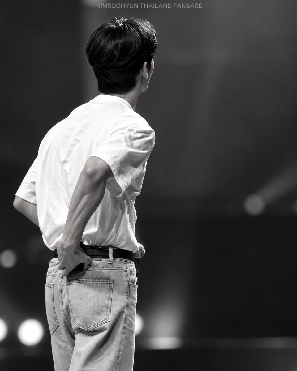 Kimsoohyun_TH's tweet photo. The back view was NOT supposed to be this dangerous. 🫠🫠🫠 https://t.co/umy11ahXjf