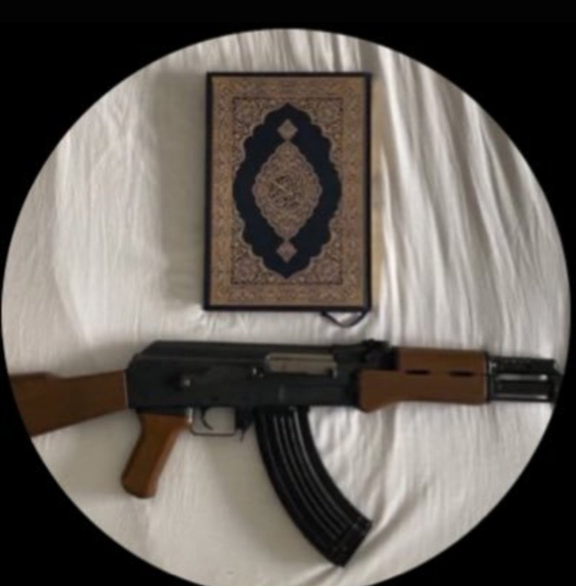 mv73p's tweet photo. ليش دائما الي حاطين قران أو شي ديني تكون اخلاقهم بهالشكل ؟
هذا غير انه حاط السلاح جنب القران هيك هم يشوفو الدين بدال لا يكون رحمه وعدل وعقل 
صارو يشوفونه ارها.ب وعدوانيه
عشان هيك في وجود للد11 ك منظمه وكل فكر https://t.co/bqI5oushlV