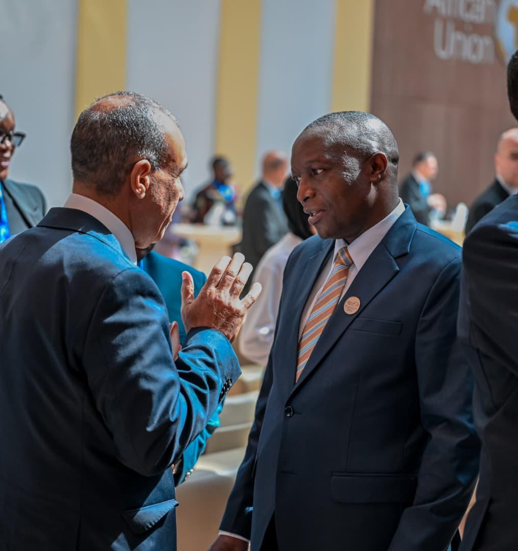 MAEBurundi's tweet photo. En marge de la 8ᵉ Réunion de coordination mi-annuelle de l’#UA, des Communautés Economiques Régionales et des Mécanismes régionaux, tenue à Alamein, en #Égypte, S.E. l’Ambassadeur Édouard BIZIMANA, Ministre des Affaires Etrangères, de l’Intégration Régionale et de la Coopération au Développement, a tenu des entretiens bilatéraux avec ses homologues Egyptien, S.E. Badr Abdel-Ati, et Tchadien, S.E. Ahmat Kogri.
Les échanges ont porté sur le renforcement des relations bilatérales, avec un accent particulier sur le #commerce, les #investissements et la tenue régulière des Commissions mixtes de coopération entre le #Burundi et ces deux pays.@Edbiziman  @Sonitu6  @Ntamagiro1  @NtareHouse  @KwaNtare  @BurundiGov  @nshingamateka  @Burundi_senat  @_AfricanUnion