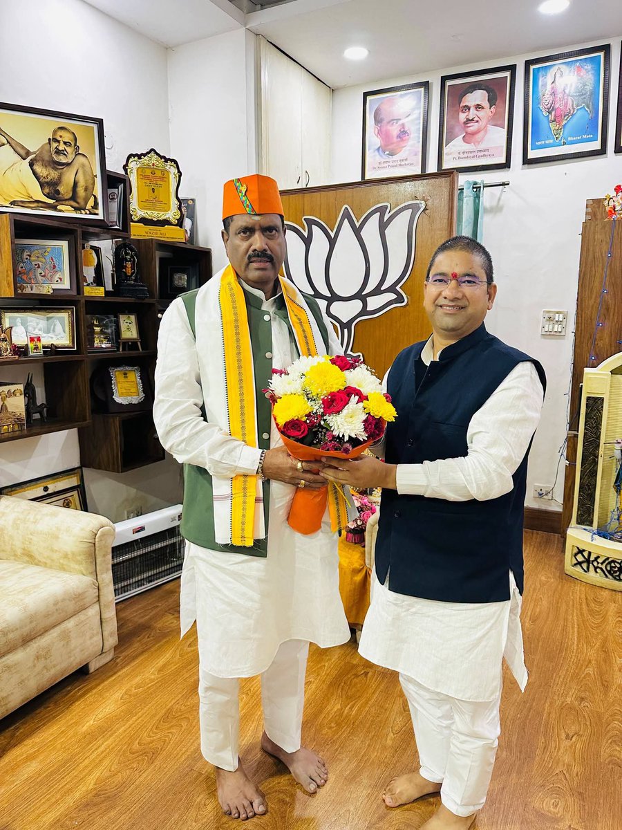 Ramesh_Gariya's tweet photo. आज @BJP4India के वरिष्ठ केन्द्रीय नेता, मध्य प्रदेश के पूर्व प्रदेश महामंत्री संगठन, पूर्व राष्ट्रीय सचिव एवं वर्तमान में हमारे देवभूमि उत्तराखंड प्रदेश के प्रदेश सह प्रभारी  आदरणीय श्री @MenonArvindBJP भाईसाहब से शिष्टाचार भेंट कर बधाई एवं शुभकामनाएं प्रेषित की! https://t.co/2yXTsZKAw6