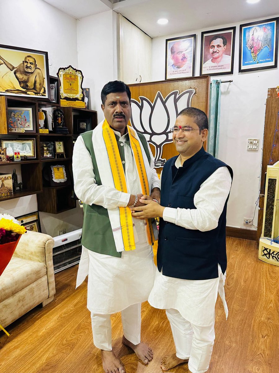 Ramesh_Gariya's tweet photo. आज @BJP4India के वरिष्ठ केन्द्रीय नेता, मध्य प्रदेश के पूर्व प्रदेश महामंत्री संगठन, पूर्व राष्ट्रीय सचिव एवं वर्तमान में हमारे देवभूमि उत्तराखंड प्रदेश के प्रदेश सह प्रभारी  आदरणीय श्री @MenonArvindBJP भाईसाहब से शिष्टाचार भेंट कर बधाई एवं शुभकामनाएं प्रेषित की! https://t.co/2yXTsZKAw6