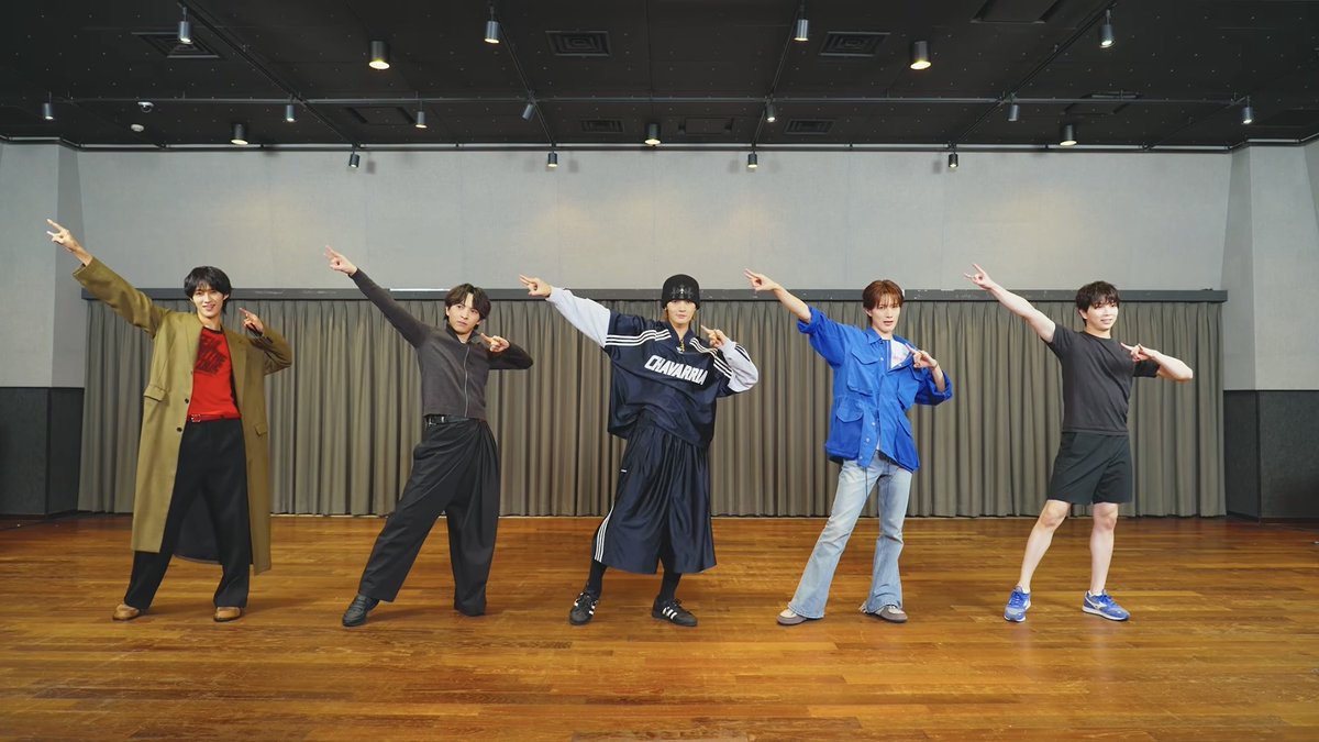 fswvh's tweet photo. 服装が春夏秋冬揃ってて季節感分からなすぎ https://t.co/6Tl1akpKWX