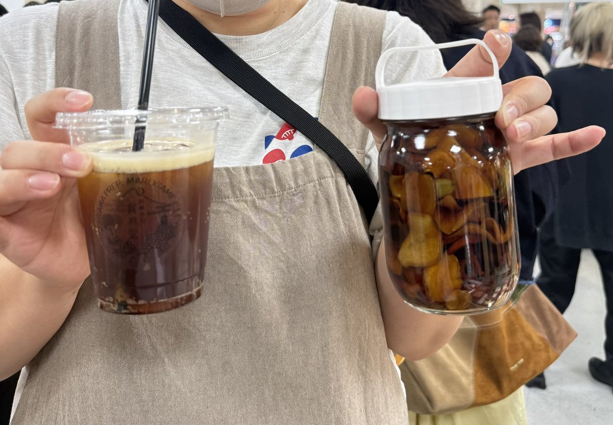 a_hairam's tweet photo. 仕事後の17時ごろに参戦
先ずは地下で #松岡軒 さんの2回目の抹茶クリームあんサンドを食べてから11階へ
本日の購入は
#大阪屋 さんの羊羹
#村岡総本舗 さんのシベリア
#串本儀平 さんのうすかわ饅頭
#寳月堂 さんの珈琲ぜりぃ、果実糖 柿、焼きどーなつの珈琲、アイススパイスほうじ茶
#北島 さんのこぼうろと花ぼうろ
予約していた #ふたば さんの豆餅

#寳月堂 さんのアイススパイスほうじ茶
本当に美味しい
毎日飲みたい
鼻から抜けるあのスパイスの香りが仕事帰りに優しく沁みました
女将直々に手渡しいただきました
お忙しいところありがとうございます

順番に色々食べ始めています
幸せだぁ

明日は最終日
行かないと

買わないで後悔するよりは、ね

#和菓子魂
#新宿高島屋