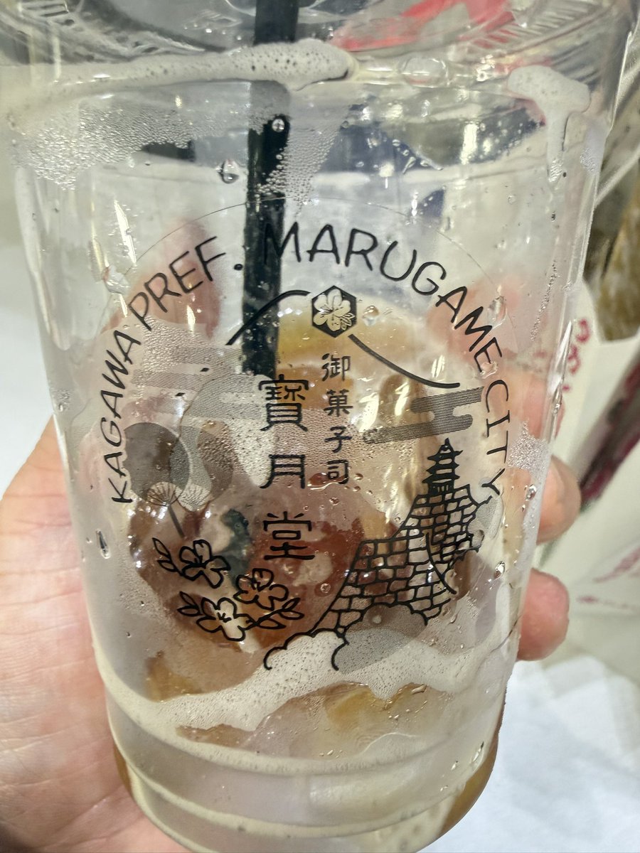 a_hairam's tweet photo. 仕事後の17時ごろに参戦
先ずは地下で #松岡軒 さんの2回目の抹茶クリームあんサンドを食べてから11階へ
本日の購入は
#大阪屋 さんの羊羹
#村岡総本舗 さんのシベリア
#串本儀平 さんのうすかわ饅頭
#寳月堂 さんの珈琲ぜりぃ、果実糖 柿、焼きどーなつの珈琲、アイススパイスほうじ茶
#北島 さんのこぼうろと花ぼうろ
予約していた #ふたば さんの豆餅

#寳月堂 さんのアイススパイスほうじ茶
本当に美味しい
毎日飲みたい
鼻から抜けるあのスパイスの香りが仕事帰りに優しく沁みました
女将直々に手渡しいただきました
お忙しいところありがとうございます

順番に色々食べ始めています
幸せだぁ

明日は最終日
行かないと

買わないで後悔するよりは、ね

#和菓子魂
#新宿高島屋