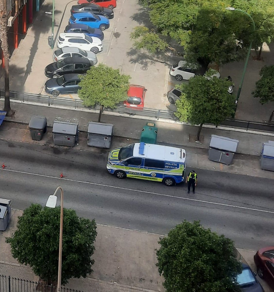 Juanma0083's tweet photo. Despiste o no pero este tipo de camiones no pueden pasar por Ingeniero la Cierva, luego vienen los atropellos como el año pasado que falleció un señor mayor por el atropello de un camión. Lo peor que la Policía Local en vez de desviarlo por la AV. La Plata para que vuelva al autovía lo ha dejado continuar. Si ahora hay un accidente ¿de quién sería la culpa?
@Ayto_Sevilla 
#SuEminencia #Sevilla