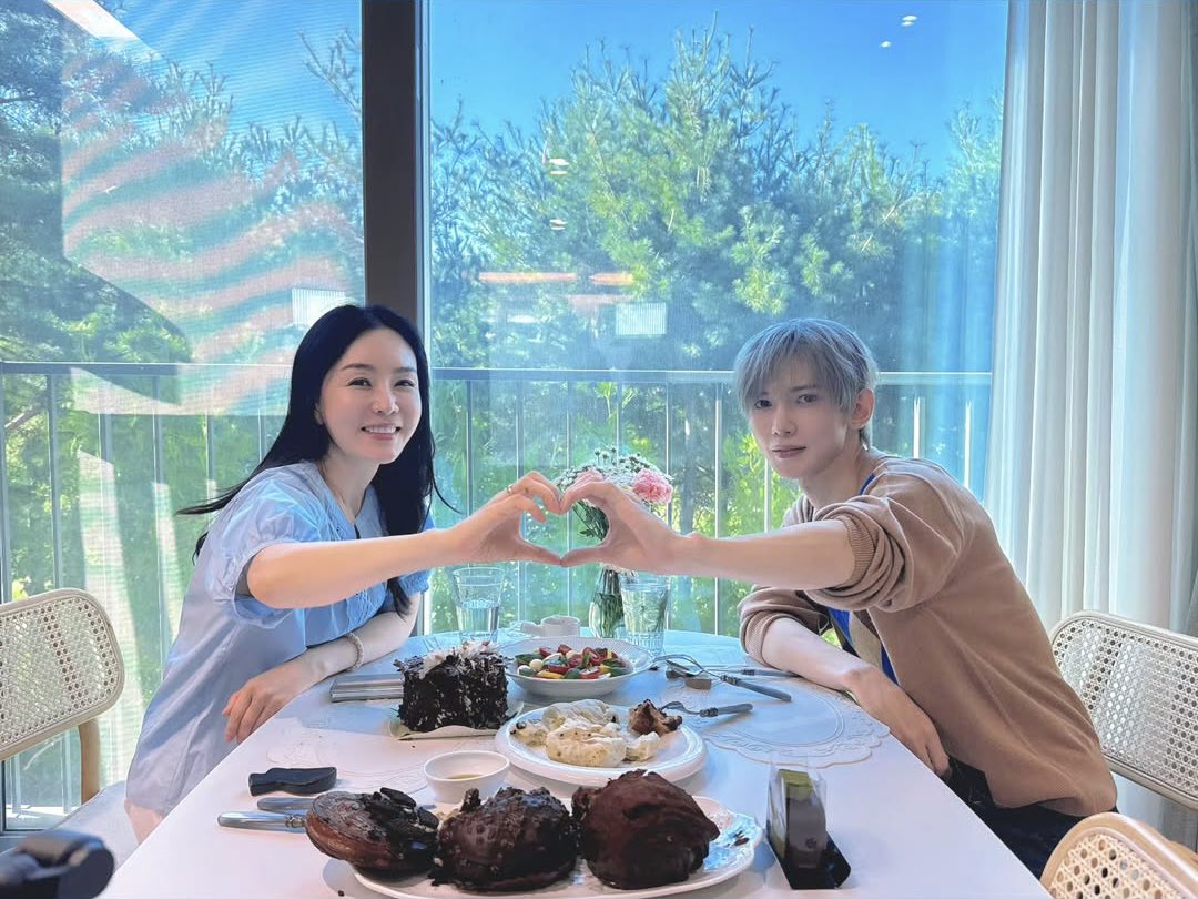 1024updates's tweet photo. [📷] Yeosang with actress Kim Jung Nan

#ATEEZ #에이티즈 #YEOSANG https://t.co/RnhWieQnRS