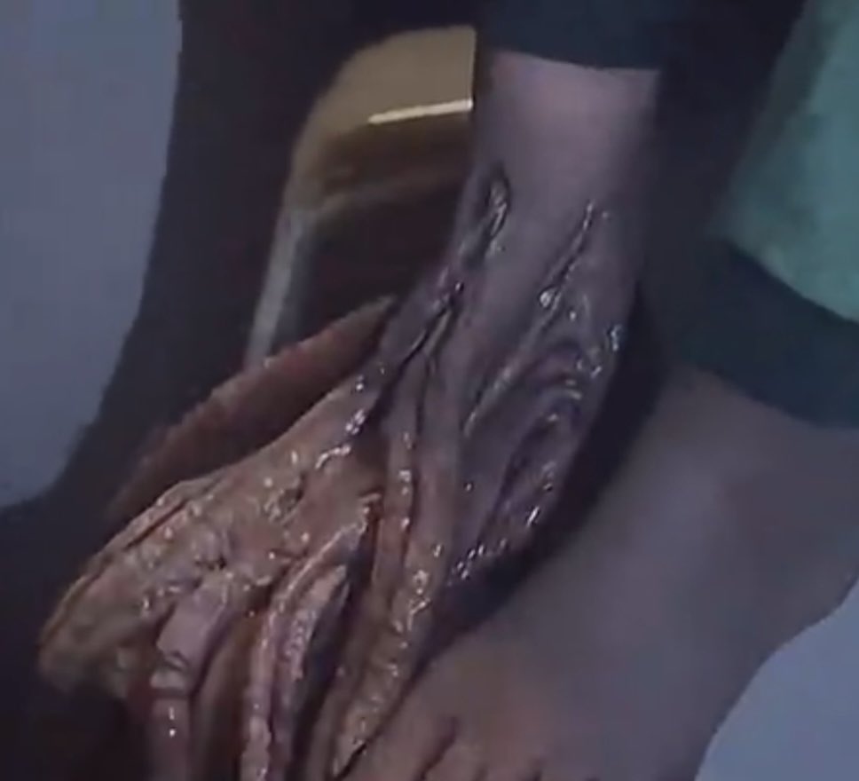 Daykerpriest's tweet photo. Something about #ResidentEvil still confuses me. Can someone please explain how the same virus can infect two people and cause two completely different outcomes? https://t.co/KJJG8IIPcm