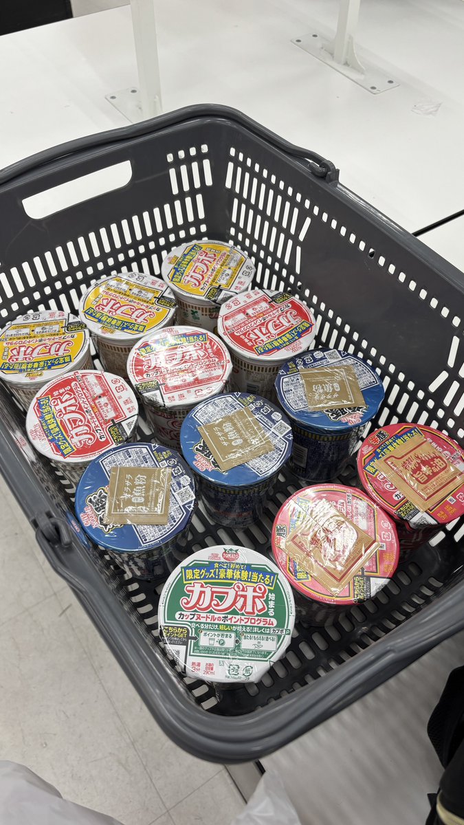 Sister_Mori's tweet photo. 早速カップヌードル買いに来たんだけど、イオンで20円引きクーポン出てるし、全額WAONポイントで払ったら400円分ポイントキャッシュバックになるし、12個買ったらカプヌ12個入る巨大ストックボックスもらえたし、楽しい😊🍜

#SixTONES
#カップヌードル
#カプポ https://t.co/QfrHBGySgl