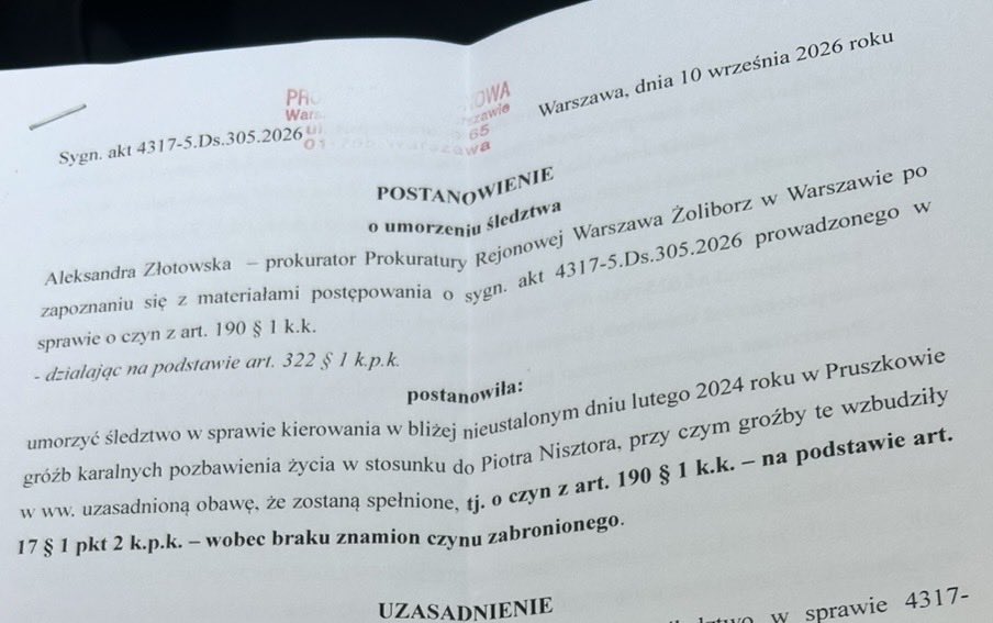 PNisztor's tweet photo. Pamiętacie jak pplk Wojciech B. ps. Biszkopt groził mi torturami i brutalnym zabójstwem? Prokuratura umorzyła sprawę, bo oficer @SOP_GOV_PL groził mi prywatnie, a groźby miały do mnie nie dotrzeć. Uśmiechnięta Polska!🤡 #ScisleJawne @RepublikaTV https://t.co/aA1Va0pwRO https://t.co/9NS2RZmSSc
