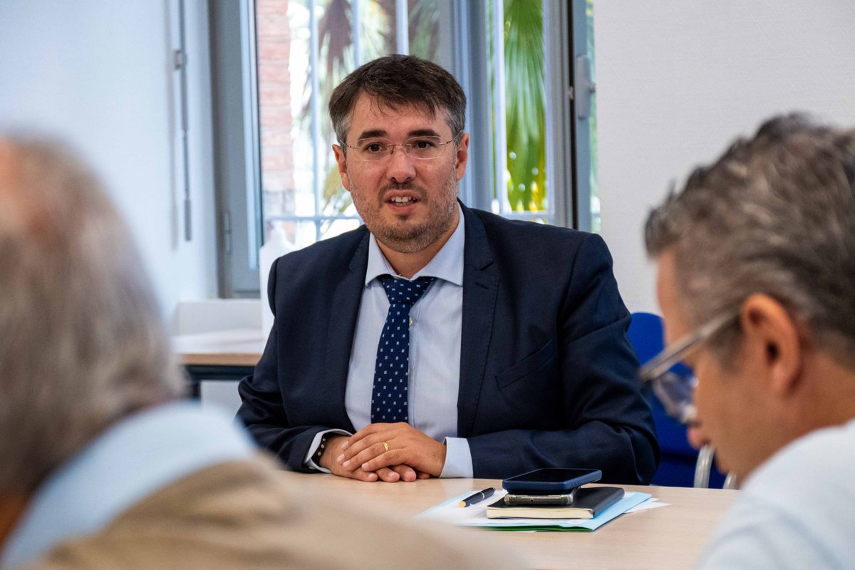 Prefet65's tweet photo. #NotrePréfecture | Bienvenue à M. Jean-Gaël GRANERO !
Installé ce lundi 5 octobre comme sous-préfet, directeur de cabinet de la #préfète65, il a signé son procès-verbal puis rencontré la presse.
Nous lui souhaitons pleine réussite dans l'exercice de ses nouvelles responsabilités. https://t.co/72lCPvpnhb