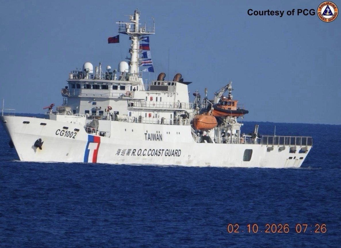 StephenSha22267's tweet photo. China’s JIA HAI KE 7 is being shadowed by the Philippine Coast Guard as two China Coast Guard vessels escort it toward the outer edge of the Philippine EEZ.

No Chinese agression will be tolerated in the region. https://t.co/gNfBgyYoiQ