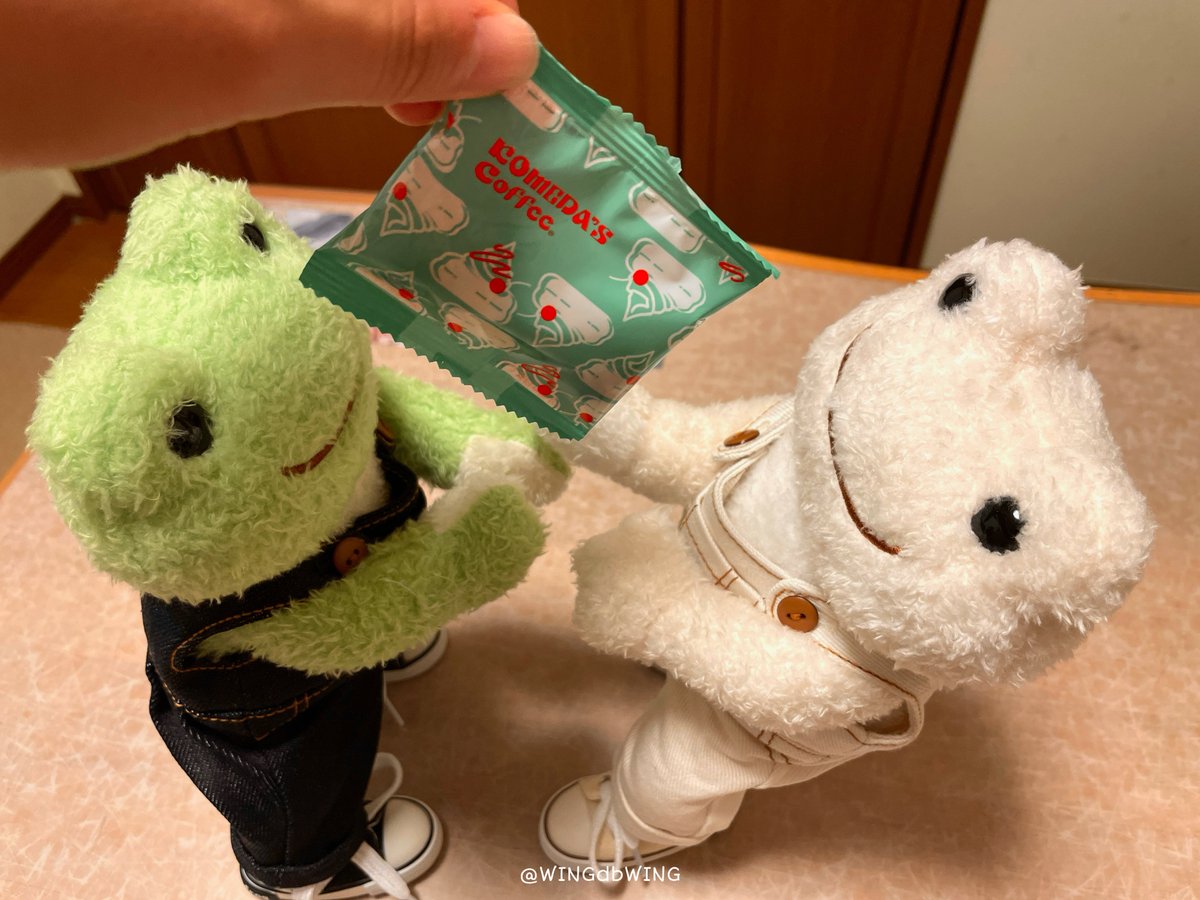WINGdbWING's tweet photo. ⚪️「これはニッキのだケロ！🐸」
🟢「い��、甘夏のだケロ〜🐸」

🪽「喧嘩するなら豆菓子あげないぞ〜🤏」
#かえるのピクルス https://t.co/5VnN5uX30Q