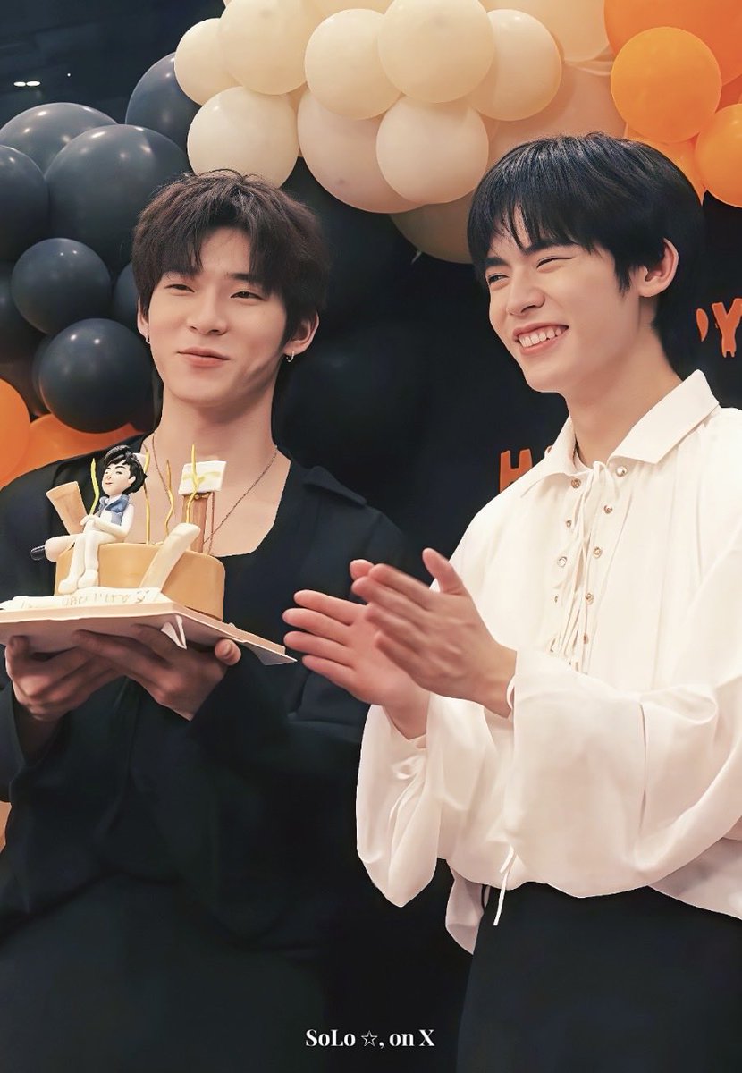 SofiLander1's tweet photo. the way por smile is always the most special with Tee but especially now with the Japan fanmeeting right around the corner they’ve been inseparable and Por has not stopped laughing one sec with his biggest smile ever?!💖
Pip looks so happy lately 🤭 💫 https://t.co/7VnoBSfwDV