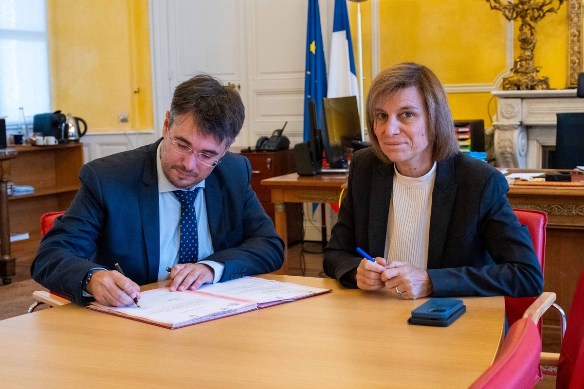 Prefet65's tweet photo. #NotrePréfecture | Bienvenue à M. Jean-Gaël GRANERO !
Installé ce lundi 5 octobre comme sous-préfet, directeur de cabinet de la #préfète65, il a signé son procès-verbal puis rencontré la presse.
Nous lui souhaitons pleine réussite dans l'exercice de ses nouvelles responsabilités. https://t.co/72lCPvpnhb