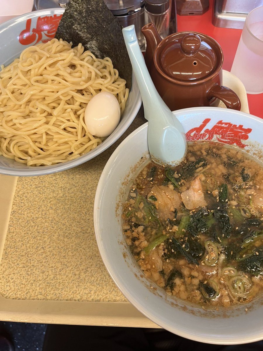 zu_514's tweet photo. お疲れ様です
オカンの診察待ち時間にお昼食べに行って来ました
２日連チャンで山岡家です
初つけ麺です。酢が苦手の人は酢抜きをお勧めします。俺は美味しく頂きました

戻ってみるとオカンの容態が良くなかったみたいで別の病院へ救急搬送して手術になりました

ぽっちゃりおっさんのデブ活日記 https://t.co/Qd3Szc9pYj
