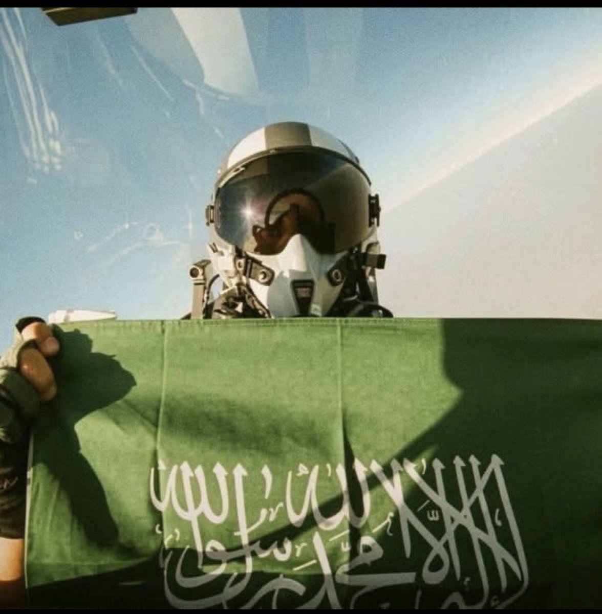 sa_qeb's tweet photo. لنصر قادم فارفعوا الأعلام 
والحق ظافر حطموا الأصنامَ 
💚🇸🇦 https://t.co/RDeXuLMCNE