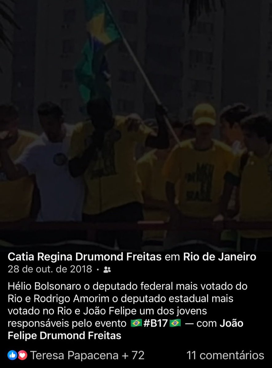 xDamMenezes's tweet photo. A quadra da Imperatriz Leopoldinense em festa após o primeiro turno.

O candidato, da Escola, de verde e amarelo, sem nenhum apoio ao Lula, e nem um pouco preocupado com o segundo turno.

Vou deixar o lembrete do que o mesmo fez em 2018: https://t.co/nf5apSf6yJ