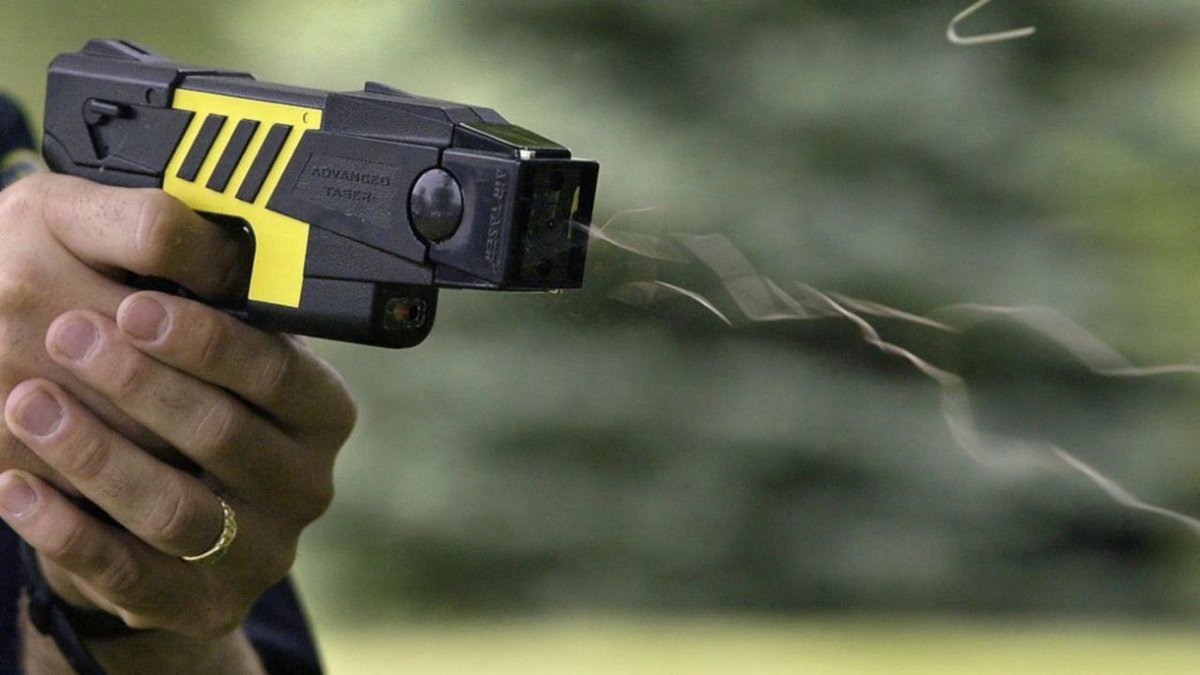 ClaudioCrespoG's tweet photo. @Carabdechile 
Cuando autorizan la pistola TASER para el servicio ?
O le siguen teniendo miedo a los vagos del @inddhh ? https://t.co/UXnbBNWYOI