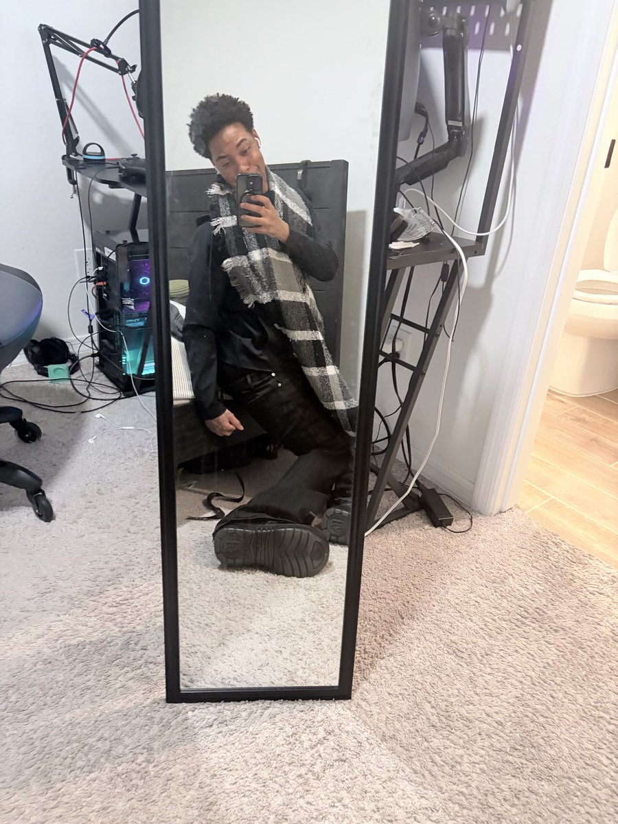 imschiz0's tweet photo. behind the scenes of an archive fashion nigga post https://t.co/P5X5ZiZR3X