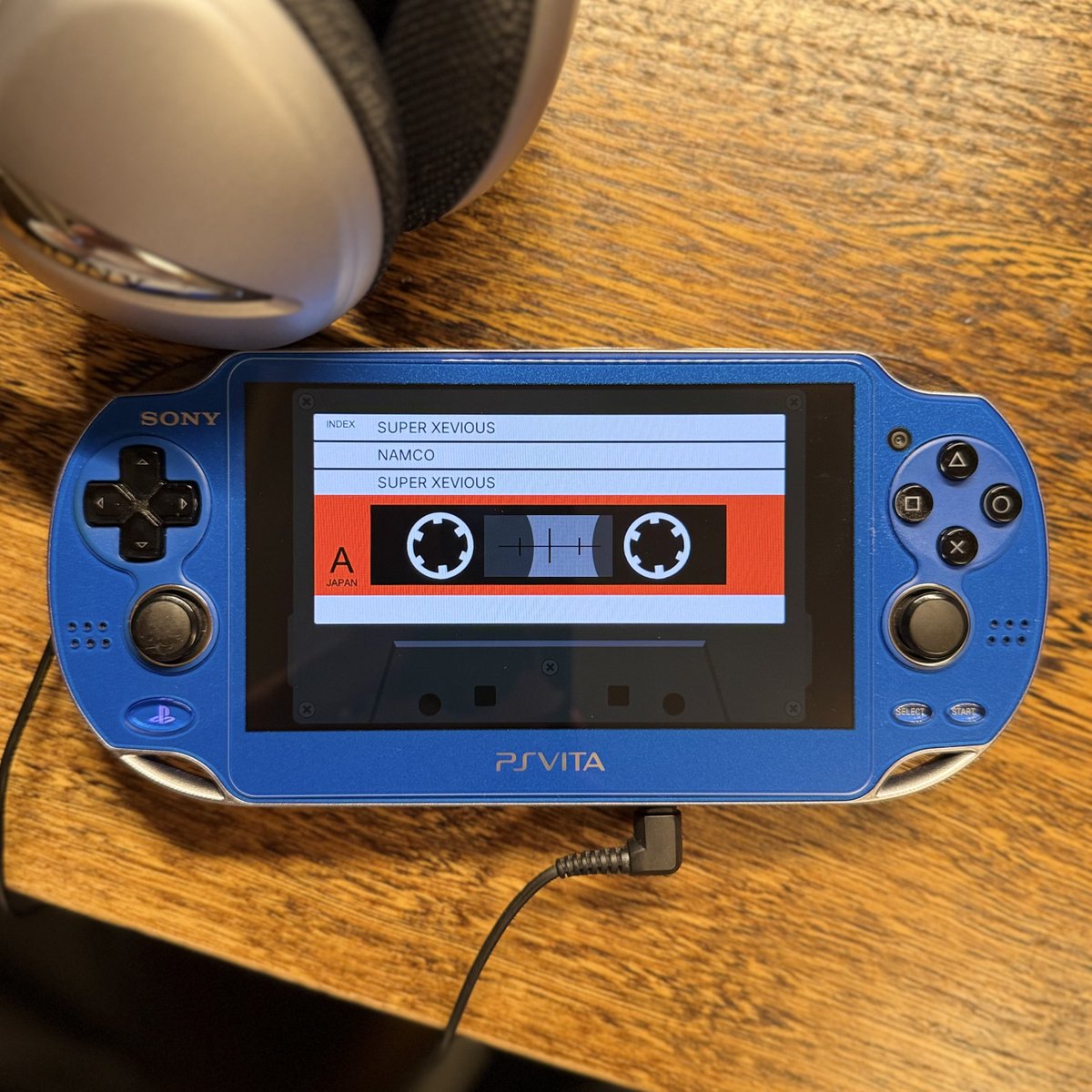 Jackall1970's tweet photo. PSVITAMAN Alpha 1。一発で動きました!PSP1000で動かすPSPMANとは違ってとっても快適。今の所不具合ありません。レトロな環境にはレトロなヘッドホンをということでMDR-G82SLを引っ張り出してきて聞いてます。このPHC-1000は優しい知人からの借用品。 ありがと〜 #pspman #psvitaman @ObsoleteSony https://t.co/yMtCZp186W