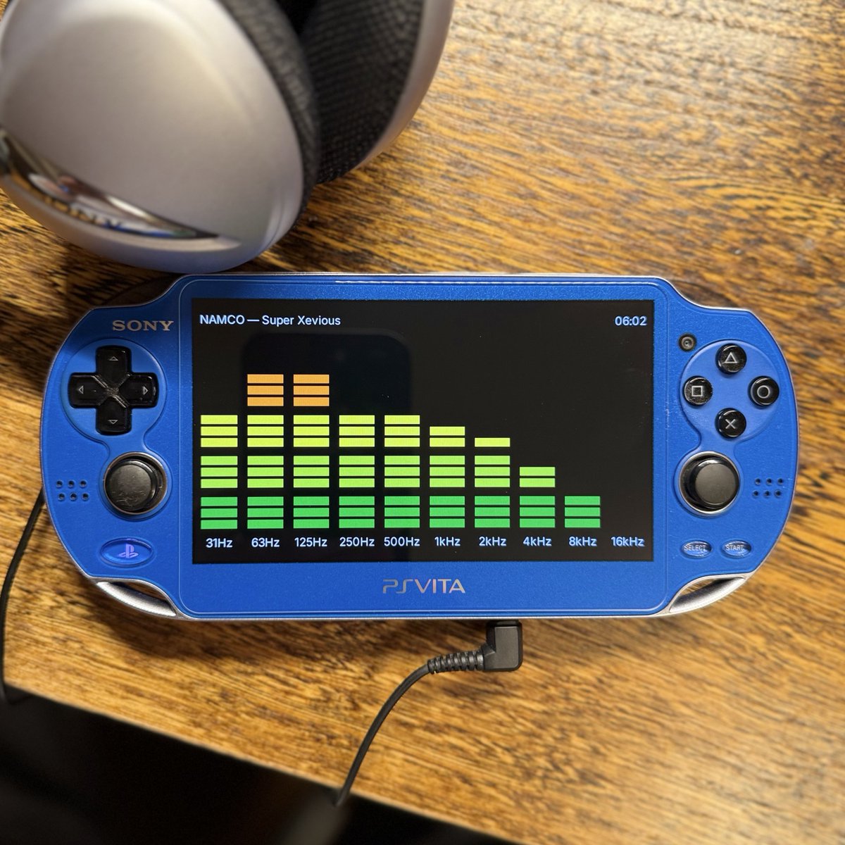 Jackall1970's tweet photo. PSVITAMAN Alpha 1。一発で動きました!PSP1000で動かすPSPMANとは違ってとっても快適。今の所不具合ありません。レトロな環境にはレトロなヘッドホンをということでMDR-G82SLを引っ張り出してきて聞いてます。このPHC-1000は優しい知人からの借用品。 ありがと〜 #pspman #psvitaman @ObsoleteSony https://t.co/yMtCZp186W
