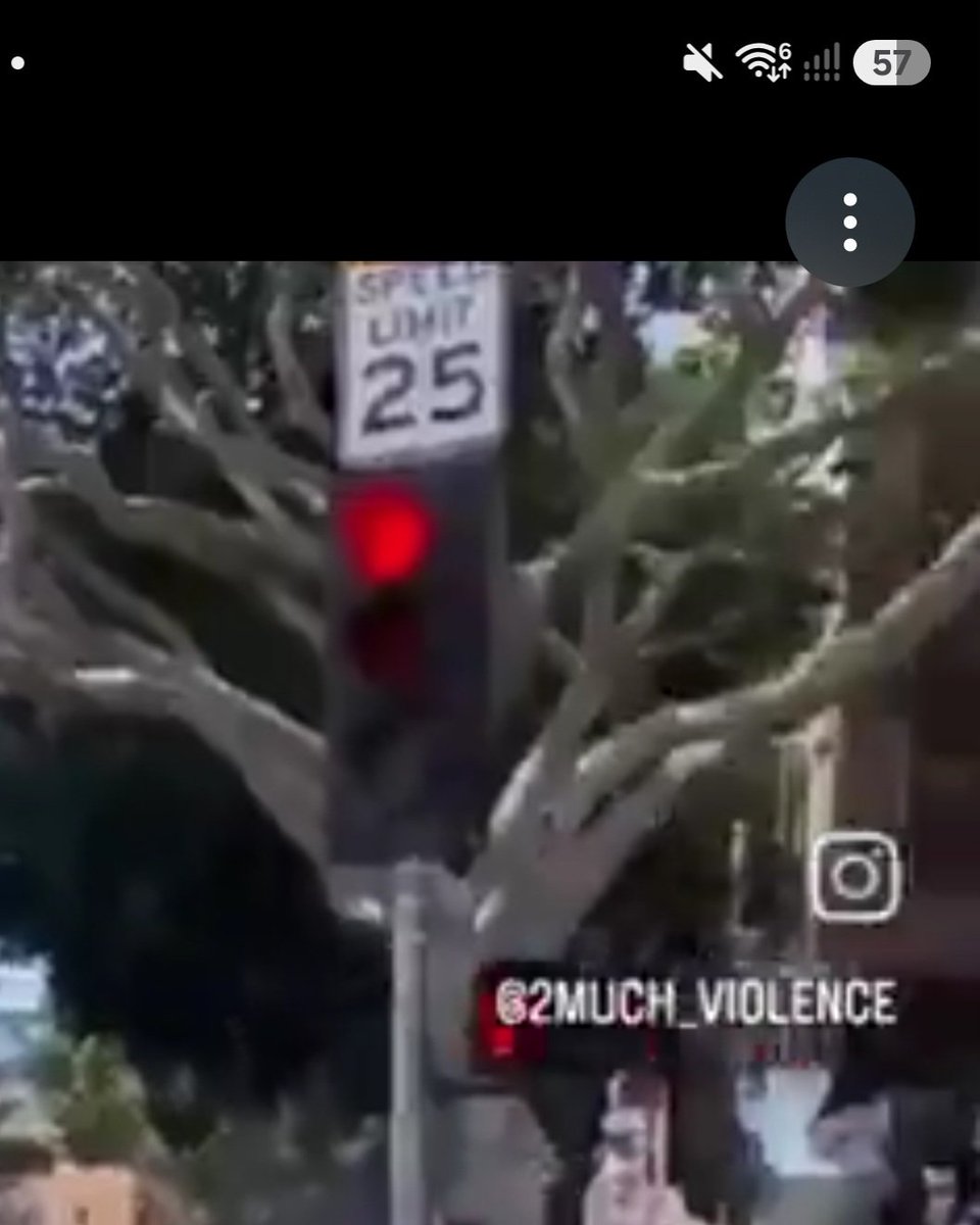 ScarfaceMedia10's tweet photo. @SprinterPress This is the USA 🇺🇸, possibly Canada.  The sign post even says Speed Limit 25 https://t.co/IzLfym45Ec