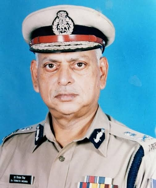 dgpup's tweet photo. 1965 बैच के उत्तर प्रदेश कैडर के IPS अधिकारी डॉ. त्रिनाथ मिश्रा के निधन का समाचार अत्यंत दुःखद है। उत्तर प्रदेश पुलिस में वाराणसी, इलाहाबाद एवं मेरठ के वरिष्ठ पुलिस अधीक्षक तथा ADG पीएसी मुख्यालय सहित विभिन्न महत्वपूर्ण दायित्वों का निर्वहन करते हुए उन्होंने पुलिस सेवा में अपनी विशिष्ट पहचान बनाई। 

अपने दीर्घ एवं गौरवपूर्ण सेवाकाल में उन्होंने मणिपुर के पुलिस महानिदेशक, स्पेशल प्रोटेक्शन ग्रुप (SPG) के निदेशक, सरदार वल्लभभाई पटेल राष्ट्रीय पुलिस अकादमी के निदेशक, CBI निदेशक एवं CRPF के महानिदेशक जैसे महत्वपूर्ण दायित्वों का निर्वहन किया।

उत्तर प्रदेश पुलिस परिवार की ओर से DCP गाजियाबाद श्री धवल जायसवाल ने उनके आवास पर जाकर पुष्पांजलि अर्पित कर दिवंगत अधिकारी को श्रद्धांजलि दी और उनके प्रति सम्मान एवं संवेदना व्यक्त की।

डॉ. त्रिनाथ मिश्रा की कर्तव्यनिष्ठा, नेतृत्व क्षमता, विद्वत्ता और पुलिस सेवा के प्रति समर्पण सदैव स्मरणीय रहेगा। उनका गौरवपूर्ण सेवाकाल और पुलिसिंग के प्रति उनकी प्रतिबद्धता आने वाली पीढ़ियों के लिए प्रेरणास्रोत बनी रहेगी।

उनके निधन से उत्तर प्रदेश पुलिस ने अपने एक अनुभवी, समर्पित एवं गौरवशाली अधिकारी को खो दिया है। यह सम्पूर्ण पुलिस परिवार के लिए अपूरणीय क्षति है।

मैं ईश्वर से दिवंगत आत्मा की शांति तथा शोकाकुल परिजनों को इस अपूरणीय दुःख को सहन करने की शक्ति प्रदान करने की प्रार्थना करता हूँ।

ॐ शांति। 🙏